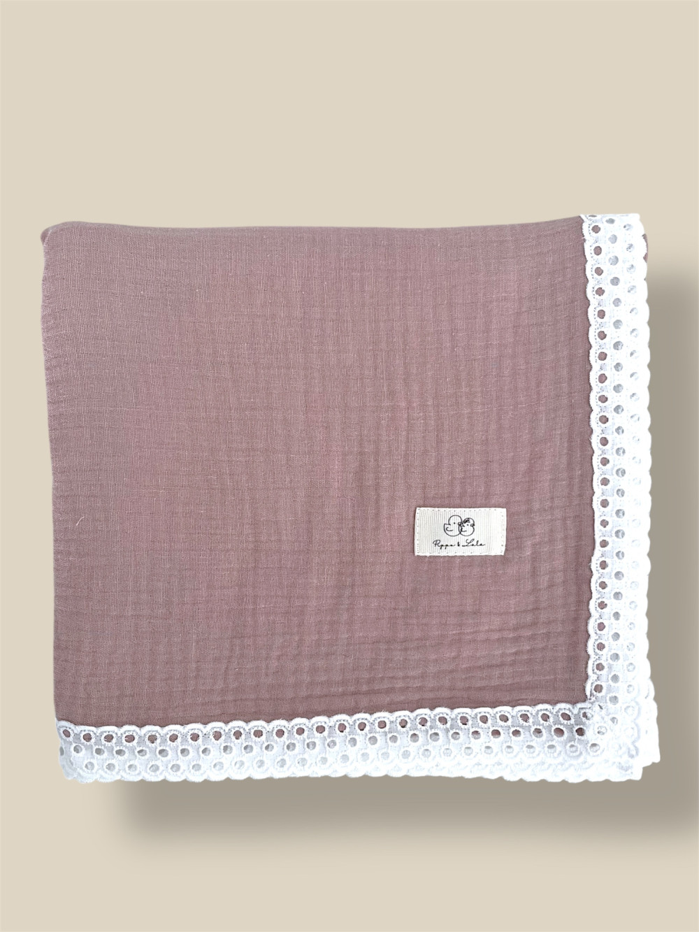 MANTITA DE MUSELINA DE ALGODÓN 100%  ROSA EMPOLVADO Y TIRA BORDADA BLANCA
