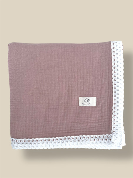 MANTITA DE MUSELINA DE ALGODÓN 100%  ROSA EMPOLVADO Y TIRA BORDADA BLANCA