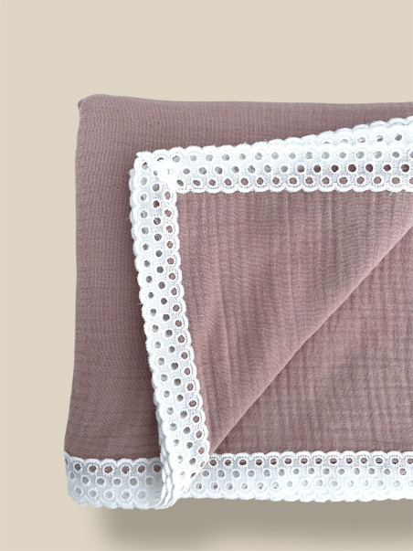 COPERTINA IN MUSSOLA DI COTONE 100% ROSA CIPRIA E STRISCIA RICAMATA BIANCA